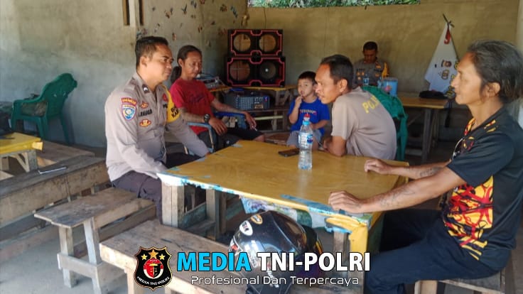 Hari Libur Tak Halangi Bhabinkamtibmas Sebangki Sambangi Warga dan Beri Motivasi Bertani