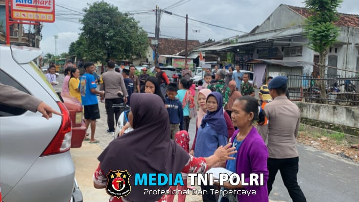 Satbrimob Polda Lampung Bagi-bagi Ribuan Porsi Makanan ke Masyarakat Terdampak Banjir