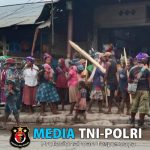 Babinsa koramil1705-04/Moanemani Melaksanakan Pemantauan Hari Pasar dan Komsos di Pasar Lama Desa Ikebo Distrik Kamuu Kabupaten Dogiyai.