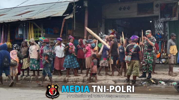 Babinsa koramil1705-04/Moanemani Melaksanakan Pemantauan Hari Pasar dan Komsos di Pasar Lama Desa Ikebo Distrik Kamuu Kabupaten Dogiyai.