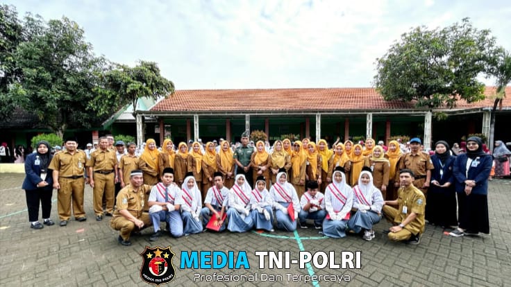 Tanamkan Cinta Tanah Air, Babinsa Koramil 0819/18 Pandaan Pimpin Upacara dan Berikan Wasbang di SLB Negeri Pandaan