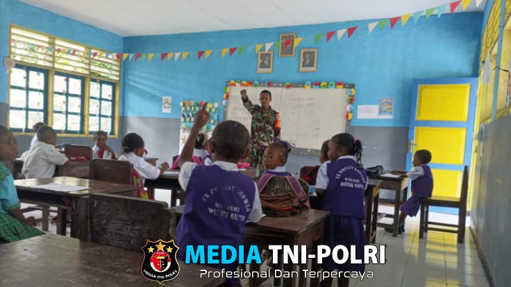 Babinsa Koramil 1705-02/Napan Memberikan Wawasan Kebangsaan Terhadap Siswa-siswi SDN Inpres Kampung Waenami
