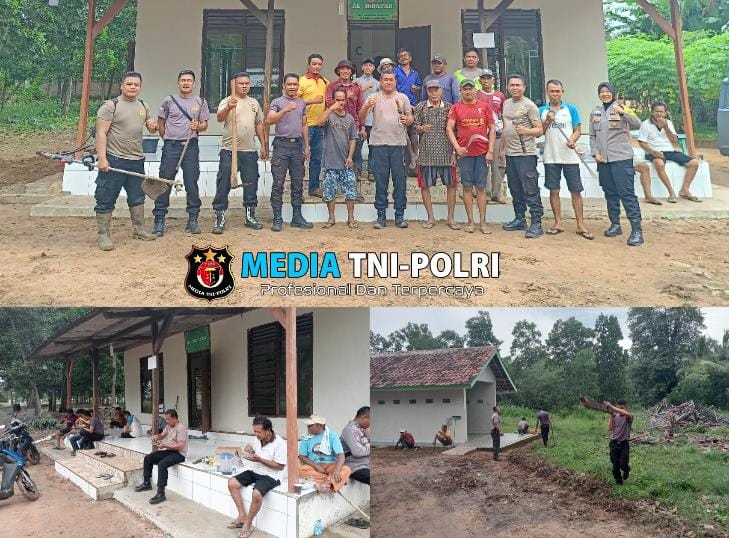 Jelang Bulan Suci Ramadhan, Polsek Sukadana Bersama Masyarakat Bersihkan Mushola