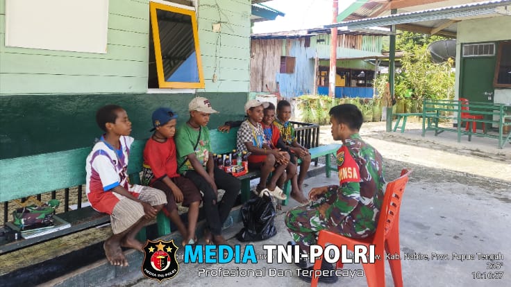 Babinsa Siriwo Memberikan Motivasi dan Semangat Belajar Kepada Anak-anak Kampung Unipo.