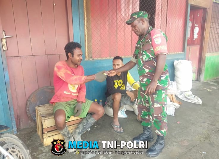 Komsos dengan Pekerja Jembatan, Babinsa Moanemani Minta Utamakan Keselamatan Kerja.