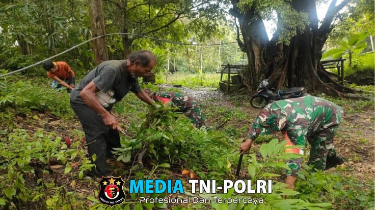 Jaga Kelestarian Lingkungan Babinsa Kalidawir Bersama Warga, Tanam Pohon Trembesi di Sumber Air