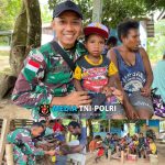 Laksanakan Anjangsana, Satgas Yonif 131/BRS Bagikan Topi dan Perlengkapan Sekolah di Kampung Mosso