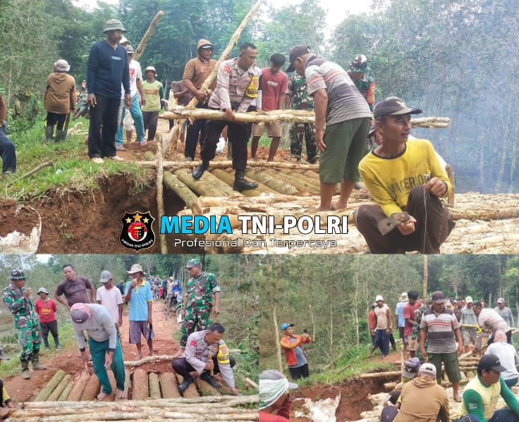 Bhabinkamtibmas Polsek Sekampung Bergotong Royong Bersama Warga Bangun Jembatan