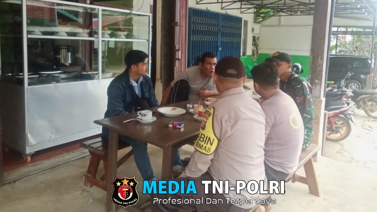 Kompak Bhabinkamtibmas dan Babinsa Sambangi Warga Desa Binaan