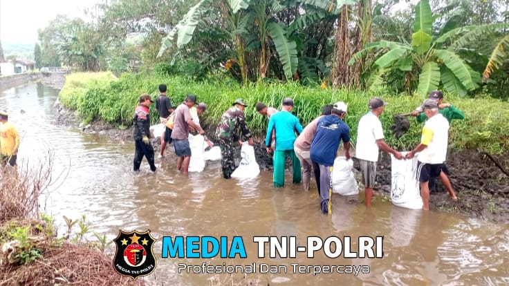 Wujud Kepedulian TNI pada Rakyat, Babinsa Desa Semut Bantu Warga Perbaiki Tanggul