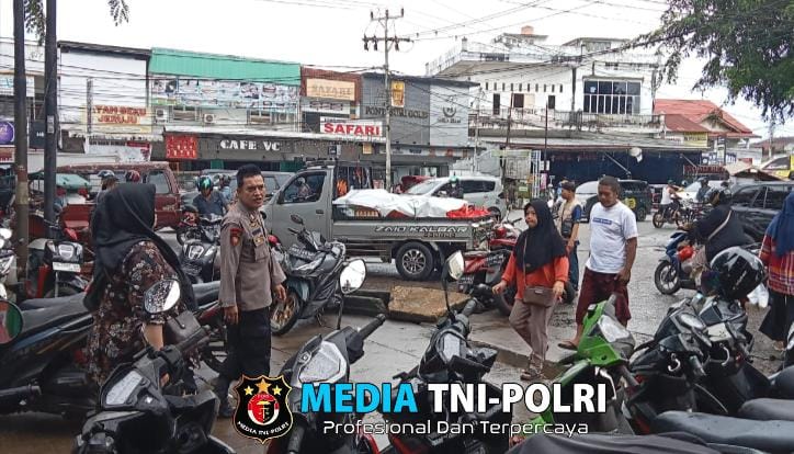Personel Enggang Polsek Pontianak Barat Gelar Patroli dan Himbauan Kamtibmas di Pasar Teratai Jelang Ramadhan