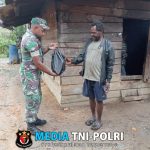 Babinsa Mapia Laksanakan Anjangsana ke Rumah Warga di Kampung Magode