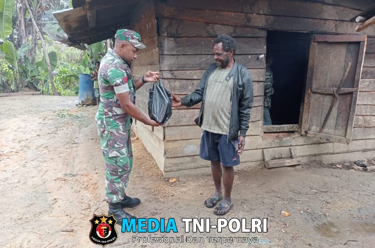 Babinsa Mapia Laksanakan Anjangsana ke Rumah Warga di Kampung Magode