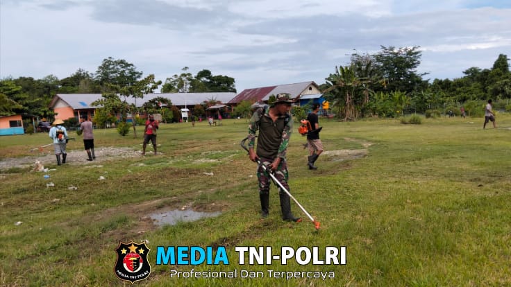 Kepedulian Babinsa Nabire Gotong Royong Bantu Warga Membersihkan Lingkungan Sekolah