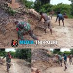 Babinsa Kwatisore Bersama Warga Masyarakat Laksanakan Karya Bhakti Pembersihan Longsoran Jalan Masuk Kampung Akudiomi