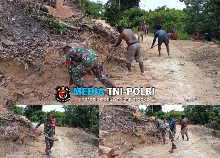 Babinsa Kwatisore Bersama Warga Masyarakat Laksanakan Karya Bhakti Pembersihan Longsoran Jalan Masuk Kampung Akudiomi