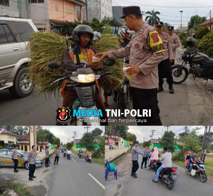 Polsek Pardasuka Berbagi Takjil Kepada Para Pengguna Jalan