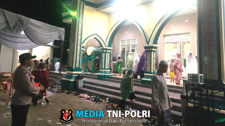 Ciptakan Rasa Aman, Polres Lampung Tengah dan Polsek Jajaran Lakukan Pengamanan Shalat Tarawih