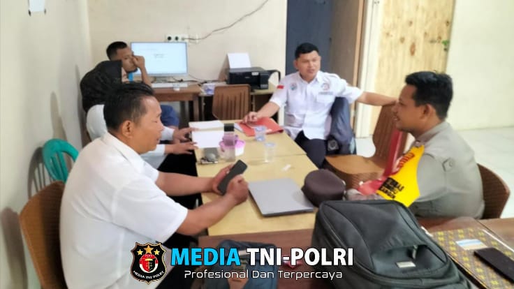 Bhabinkamtibmas Polsek Air Besar Jalin Komunikasi dengan Kades Sampaikan Pesan Kamtibmas