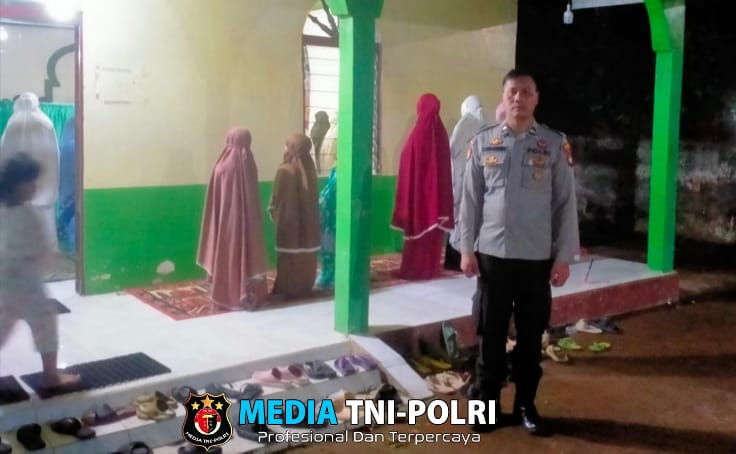Polisi Hadir di Tengah Jamaah, Pastikan Ibadah Tarawih Berjalan Lancar