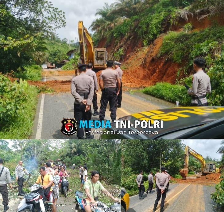 Dengan Sigap Gotong Royong Polres Landak Berkerja Sama dengan Warga Untuk Membantu Jalan Raya yang Terkena Longsor