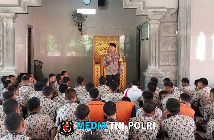 Cegah Perang Sarung dan Petasan, Bhabinkamtibmas Polres Lampung Tengah Ajak Remaja Isi Ramadhan dengan Kegiatan Positif