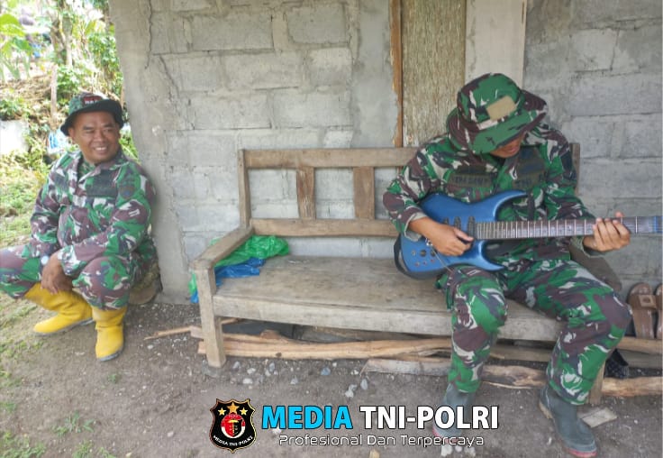 Bermain Musik Untuk Hilangkan Penat dan Rindu Keluarga