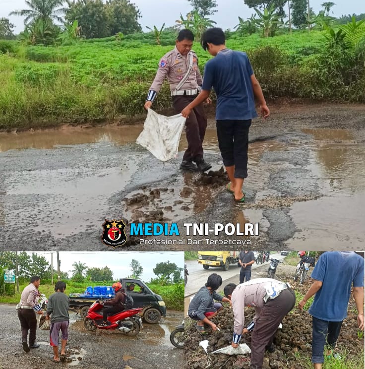 Bersama Warga, Personel Satlantas Polres Lampung Tengah Gotong Royong Perbaiki Jalan Rusak
