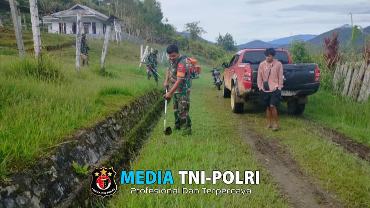 Wujud Kepedulian Babinsa Mapia: Karya Bakti Bersihkan Jalan Menuju Gereja GKI Agape