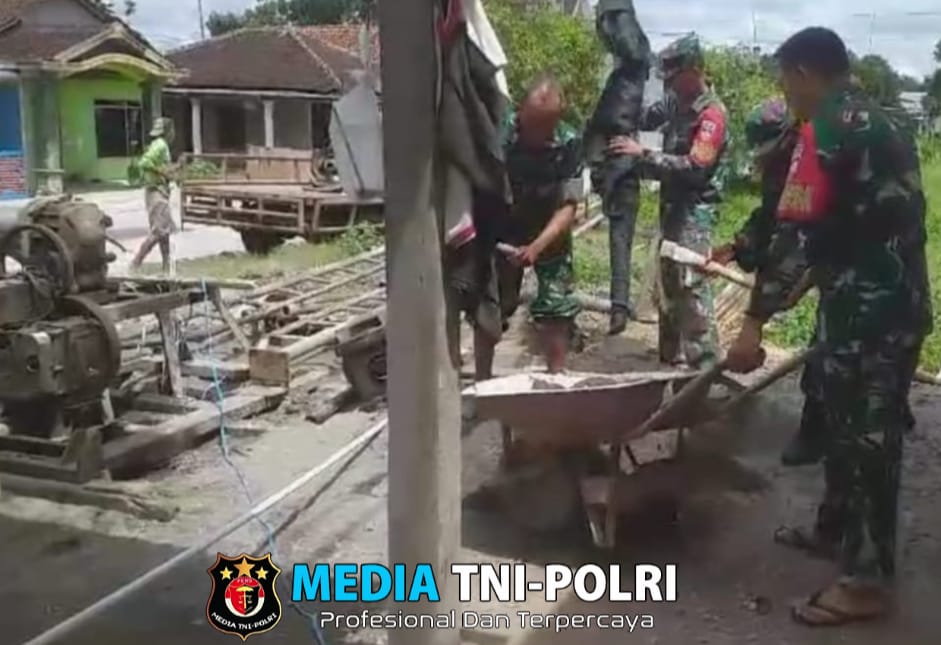 Membantu Kesulitan Masyarakat, Babinsa Kerja Bakti Bangun Rumah Warga