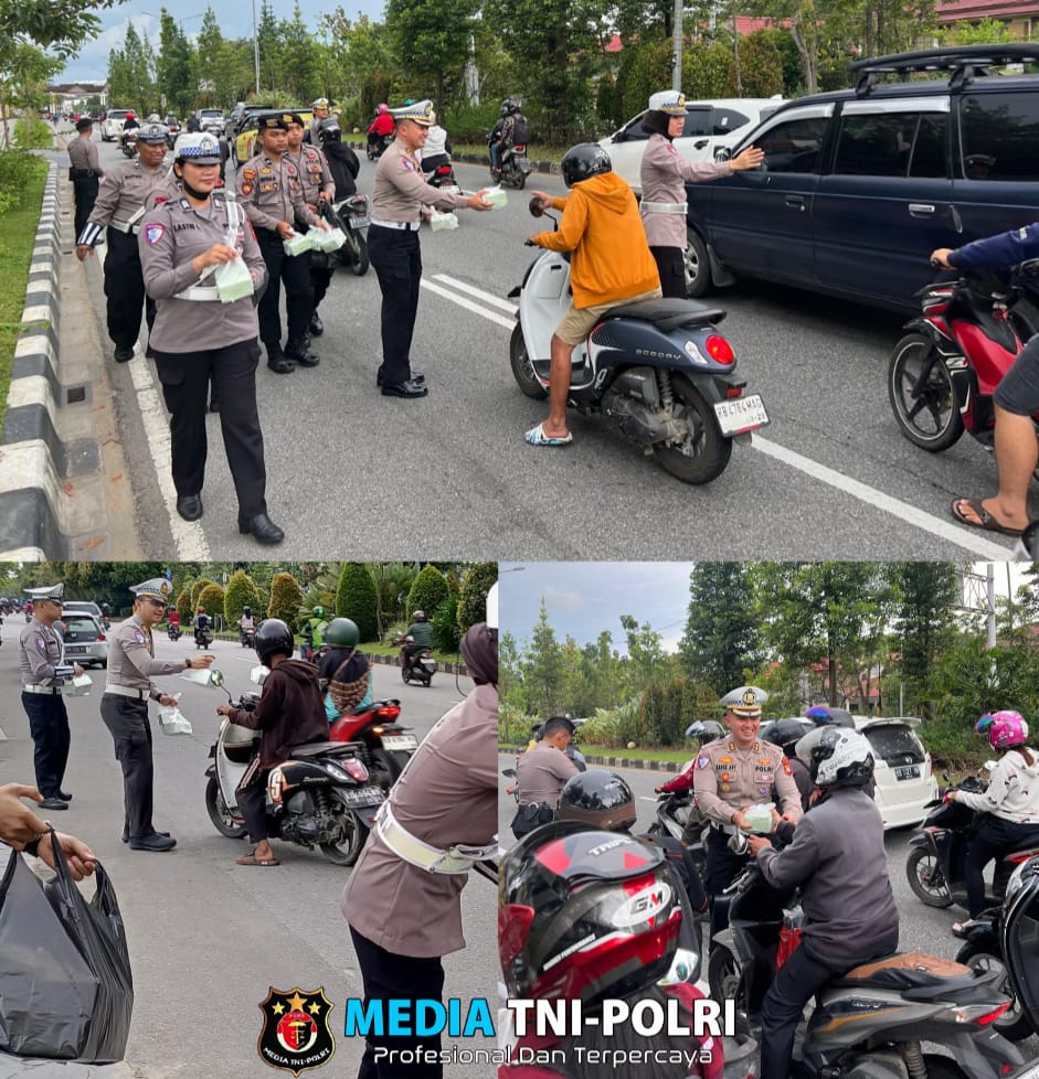 Polda Kalbar Bagi Takjil Gratis Kepada Masyarakat