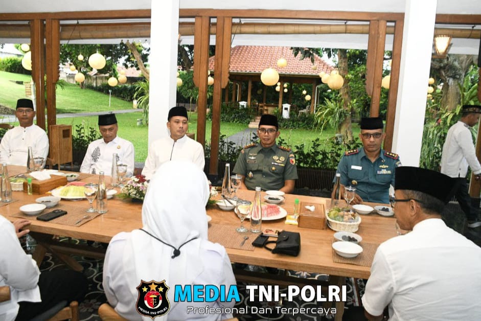 Momen Kebersamaan Buka Puasa Bupati Banyuwangi Bersama Dandim 0825/Banyuwangi dan Jajaran Forkopimda