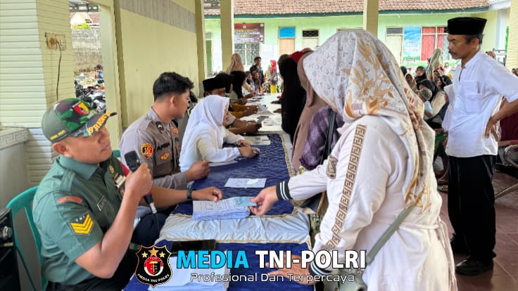 Babinsa Koramil 0825/20 Songgon Dampingi Penyaluran Bantuan Sosial di Desa Sumberarum