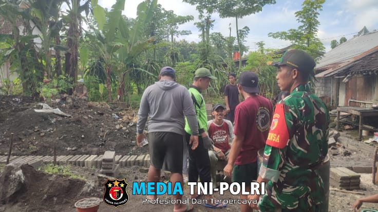 Melalui Karya Bakti TNI Babinsa Bersama Masyarakat Wujudkan Impian Rumah Layak Huni bagi Keluarga Bapak Katirin di Desa Sidorejo Kecamatan Purwoharjo