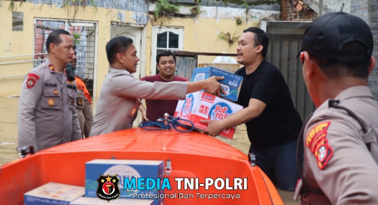 Polri Salurkan Bantuan dan Evakuasi Warga Terdampak Banjir di Bekasi dan Depok
