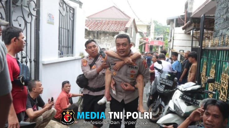 Polisi Gendong Lansia Terjebak Banjir di Cawang