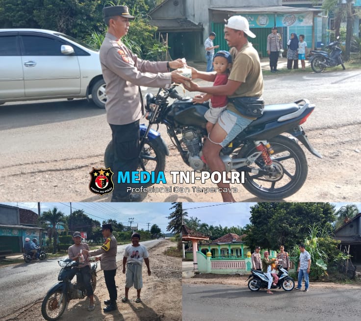 Berbagi Berkah Ramadan, Polsek Jajaran Polres Lampung Utara Bagikan Takjil ke Masyarakat