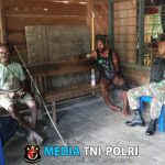 Jalin Silaturahmi Babinsa dan Kapospol Melaksanakan Komsos dengan Warga