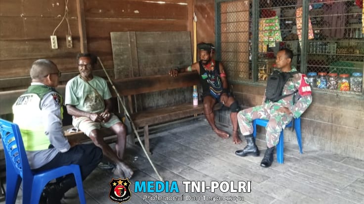 Jalin Silaturahmi Babinsa dan Kapospol Melaksanakan Komsos dengan Warga