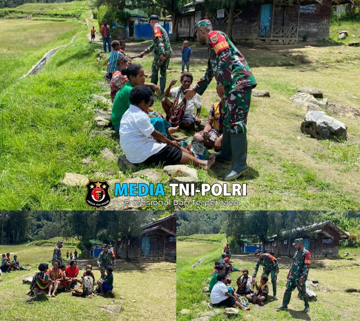 Wujud Keakraban,Danramil Homeyo dan Babinsa 1705-05/Homeyo Melaksanakan Komunikasi Sosial (KOMSOS) dengan Warga di Kampung Pogapa