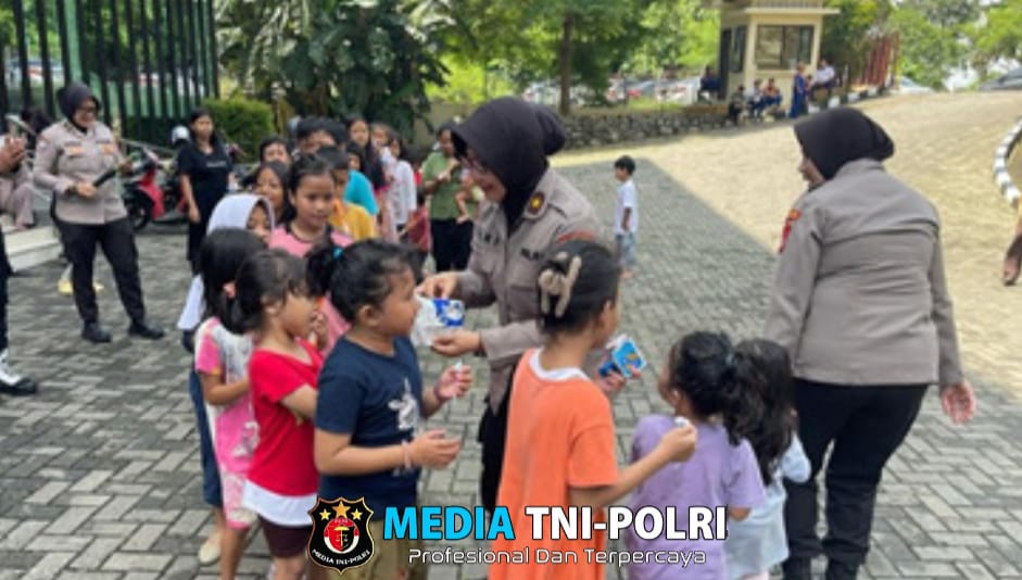 Pulihkan Trauma, Polwan Ajak Main Anak-anak Korban Banjir Pancoran