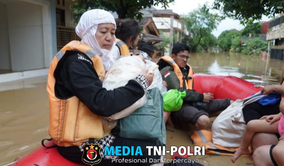 Brimob Sebar Ratusan Anggota ke Titik Banjir Jabodetabek, Evakuasi Anak-Lansia