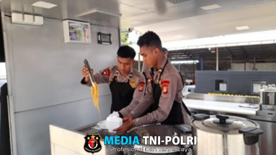 Brimob Polda Metro Dirikan Dapur Umum, Bantu Bersihkan Lumpur Banjir Jaktim