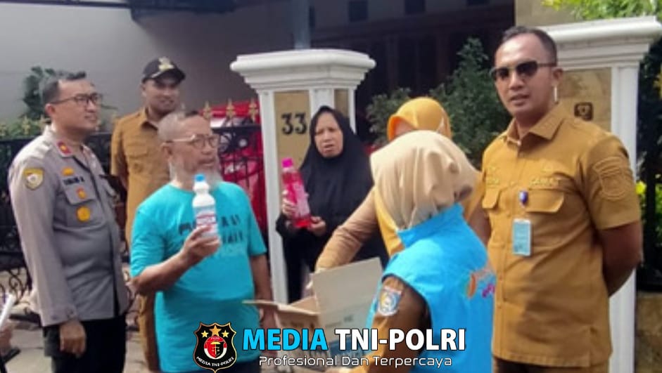 Polisi Bagikan Sembako-Cairan Desinfektan ke Warga Terdampak Banjir Ciputat