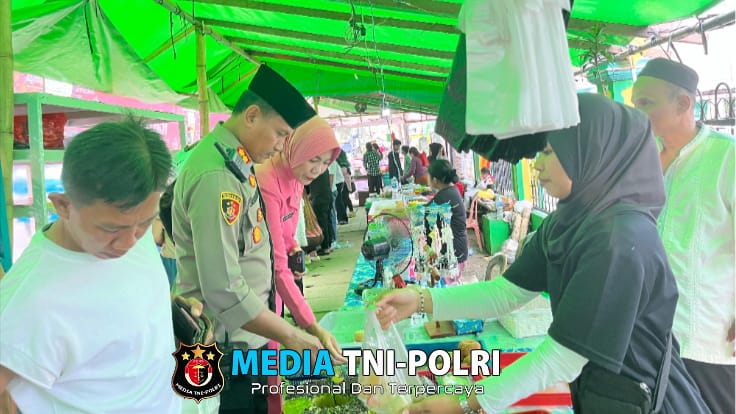Hangatnya Silaturahmi! Kapolres Landak Belanja Takjil di Depan Masjid Syuhada