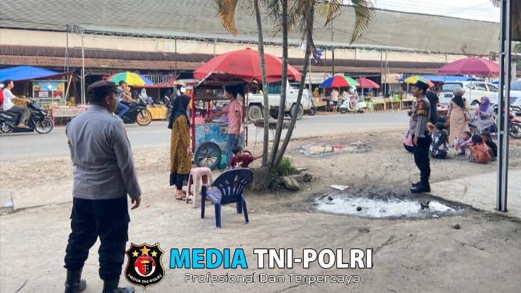 Patroli Rutin Polsek Tumijajar, Amankan Lokasi Pasar Takjil, Pastikan Keamanan Warga Jelang Buka Puasa