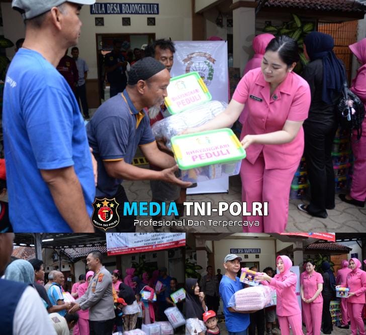 Kapolres Bogor Beserta Jajaran Dan Ketua Bhayangkari Cabang Polres Bogor Salurkan Bansos Sembako Kepada Korban Banjir Bandang Desa Bojong Kulur, Gunung Putri, Bogor