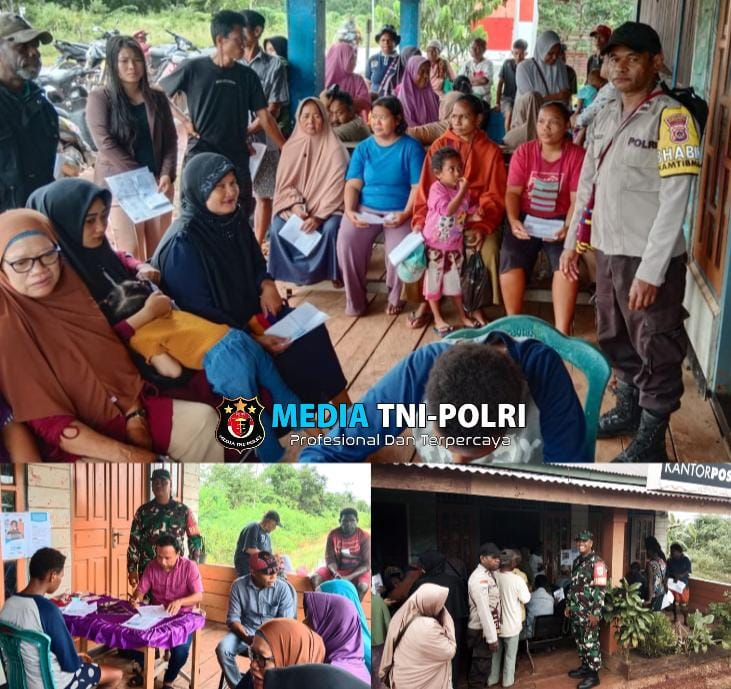 Babinsa Koramil Sota Dampingi Masyarakat Menerima Bansos dari Kemensos RI