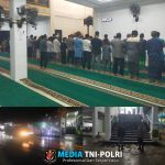 Tetap Konsisten Laksanakan Pengamanan Sholat Tarawih Walaupun diguyur hujan