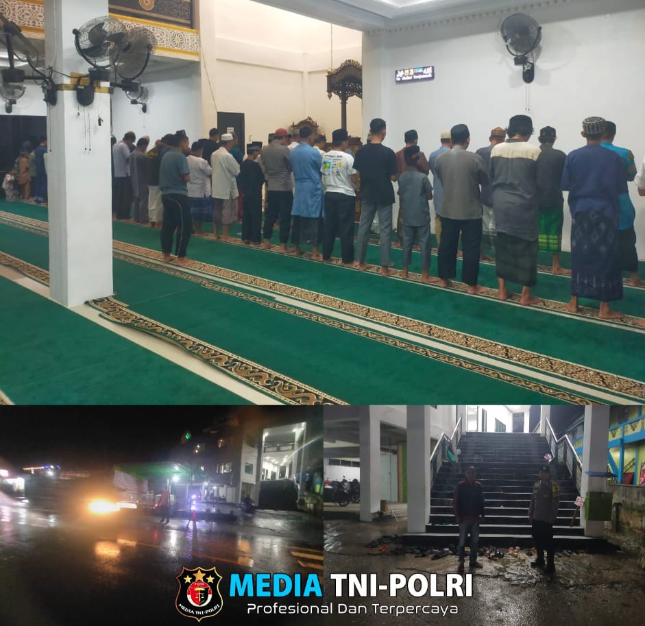 Tetap Konsisten Laksanakan Pengamanan Sholat Tarawih Walaupun diguyur hujan